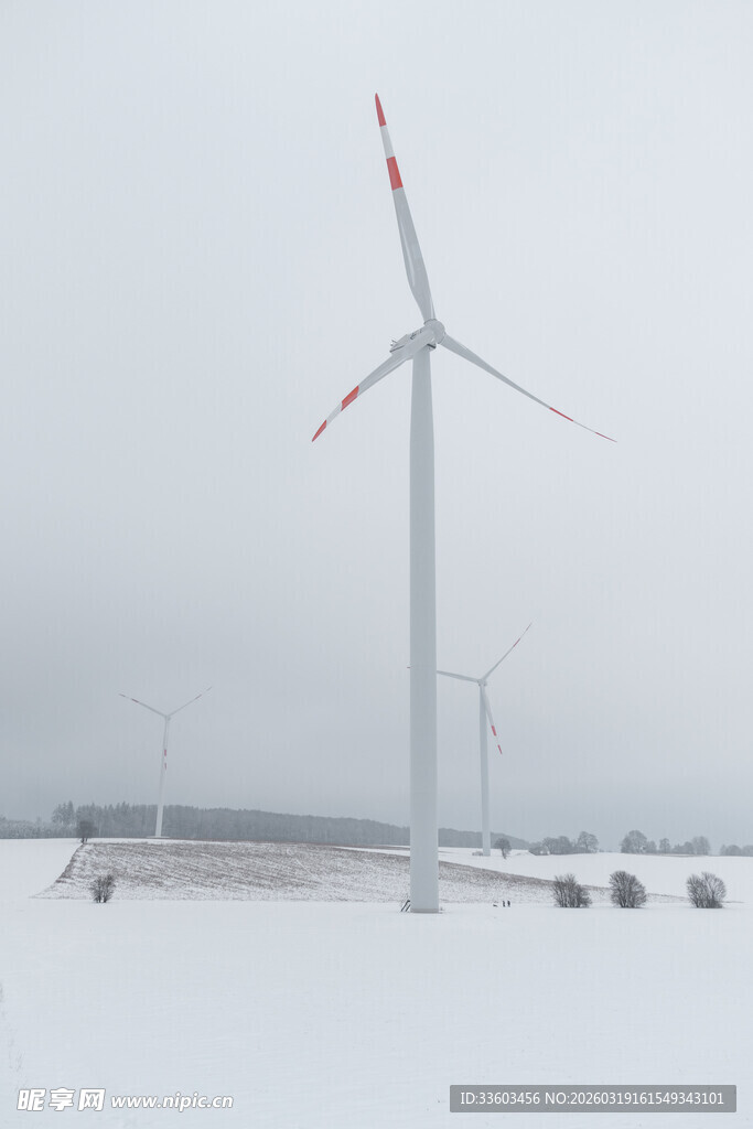 雪地中的风力发电机组