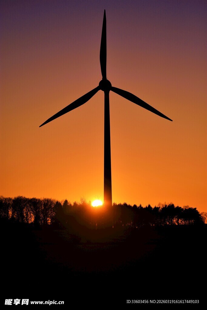 夕阳下的风力发电机
