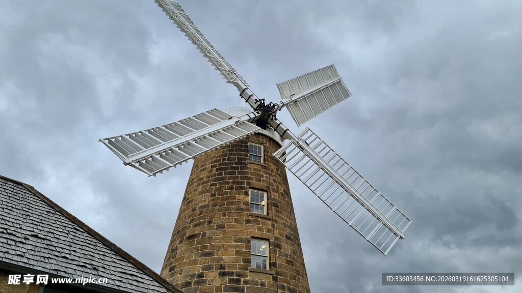 古老风车矗立阴云之下