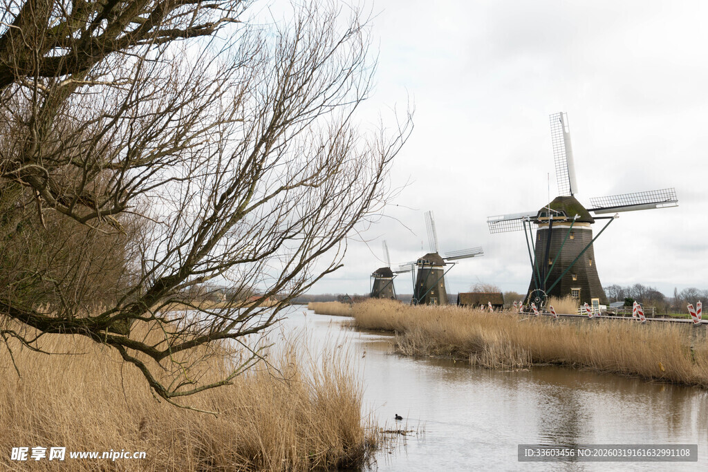 荷兰河畔风车风景图