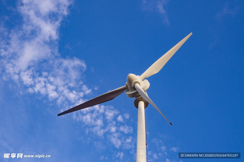 蓝天中的大型风力发电机