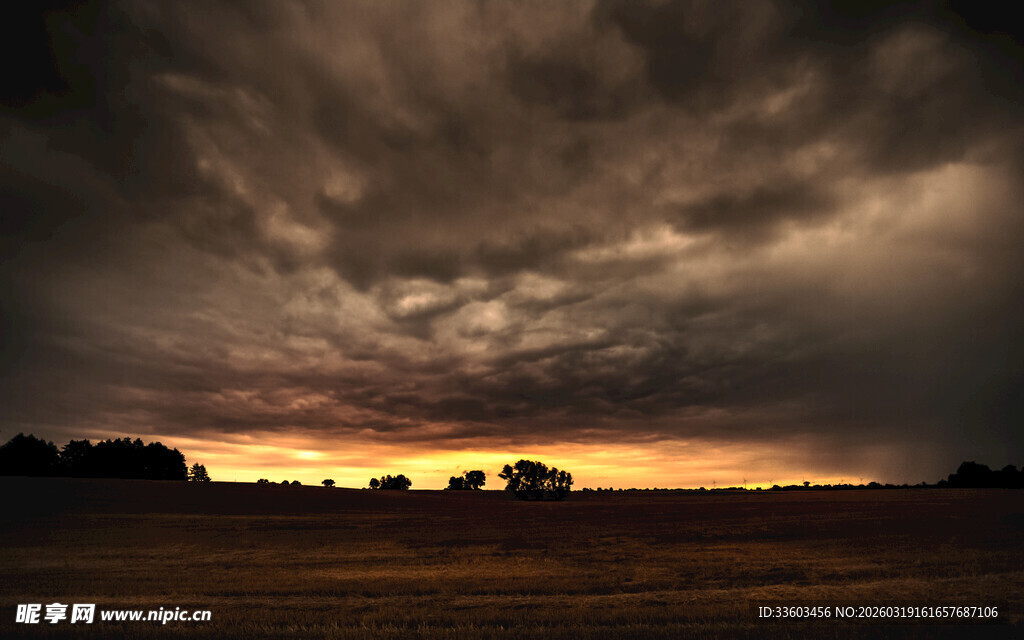 黄昏时分乌云笼罩的田野