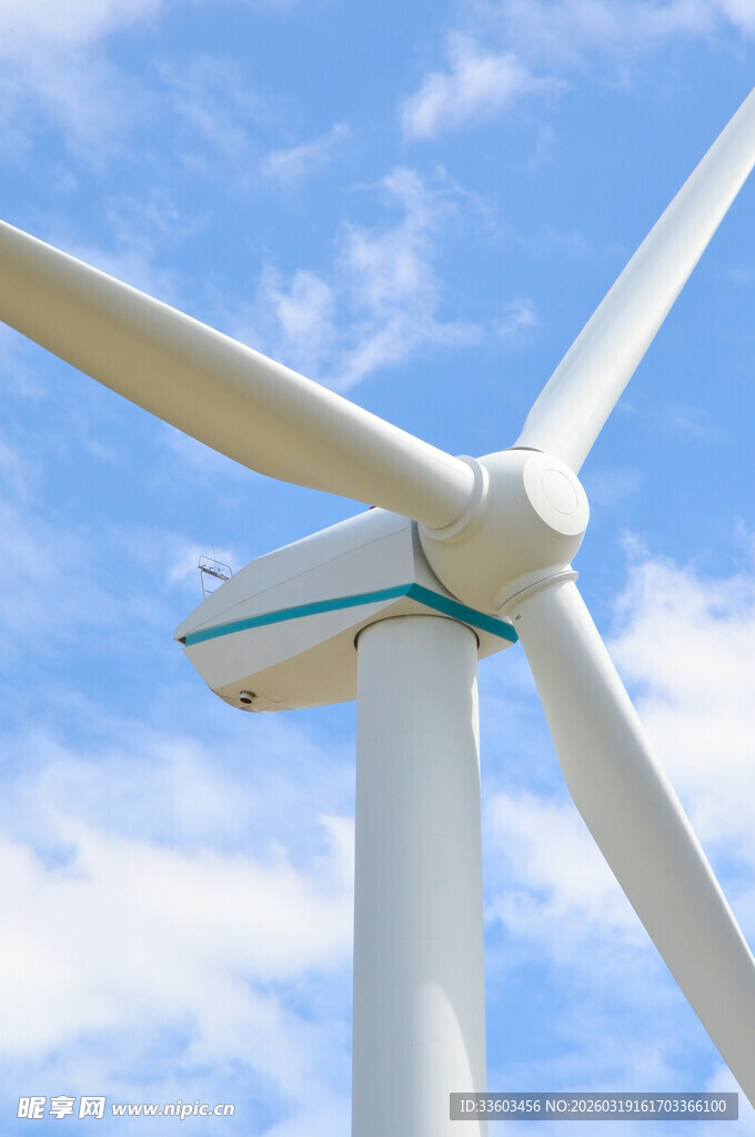 蓝天白云下的风力发电机