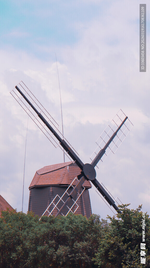 古老风车屹立于自然中