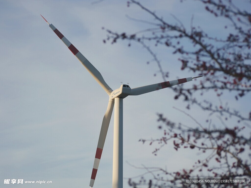 蓝天中的大型风力发电机