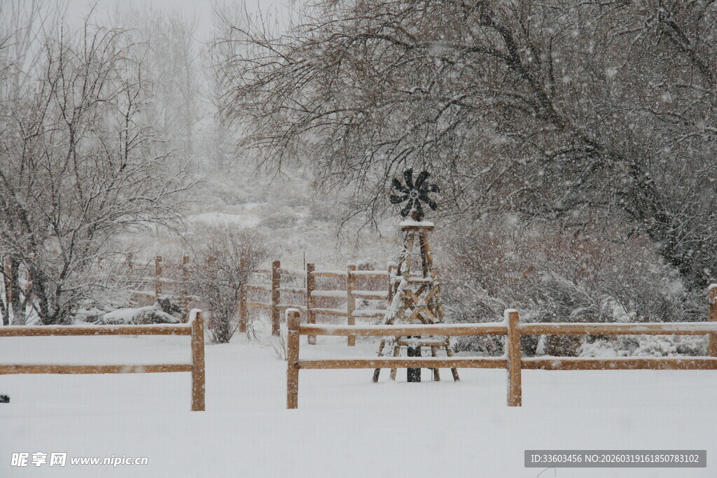 冬日雪景中的木制围栏风车