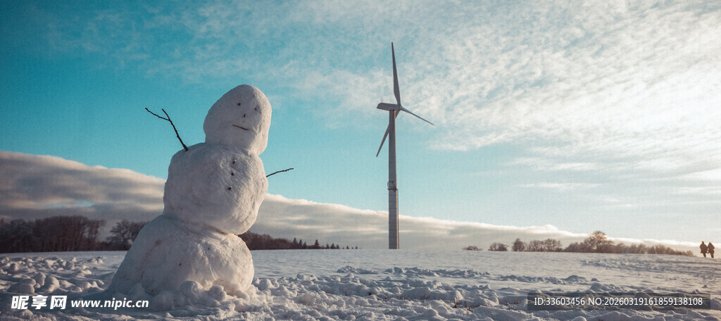 雪地风车旁的可爱雪人
