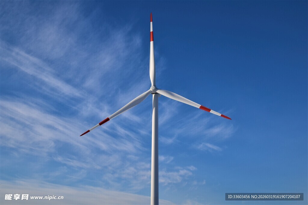 蓝天之下的风力发电机