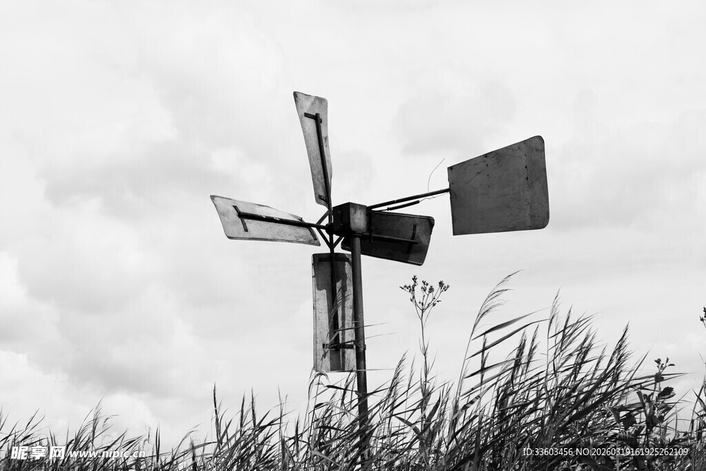 田野中的老式风车