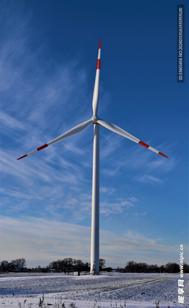 雪地中的高大风力发电机