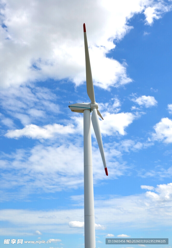 蓝天白云下的风力发电机