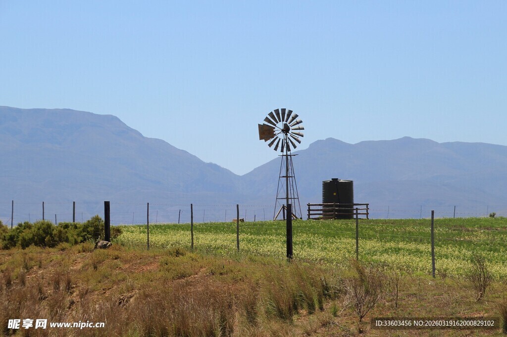 草原上的风车与远山