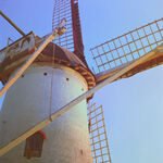 古老风车矗立蓝天之下