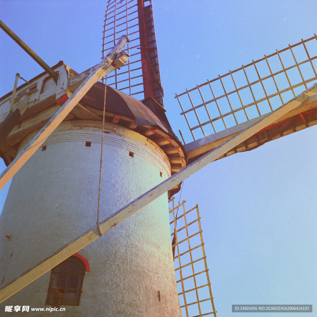 古老风车矗立蓝天之下
