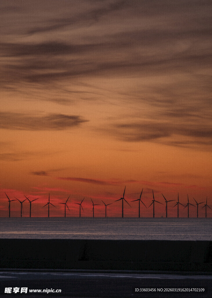 夕阳下的风力发电机组