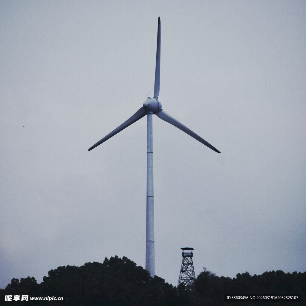 山顶上的巨大风力发电机
