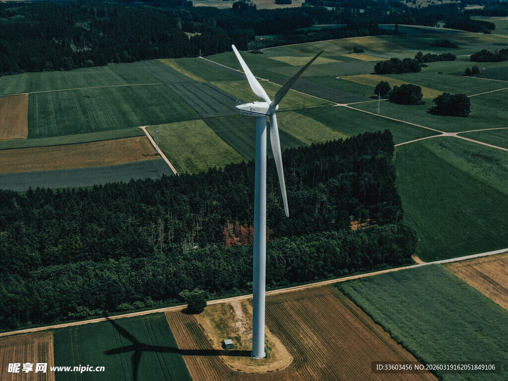 田野中的高大风力发电机