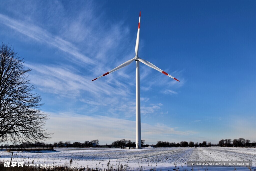 冬日旷野中的风力发电机