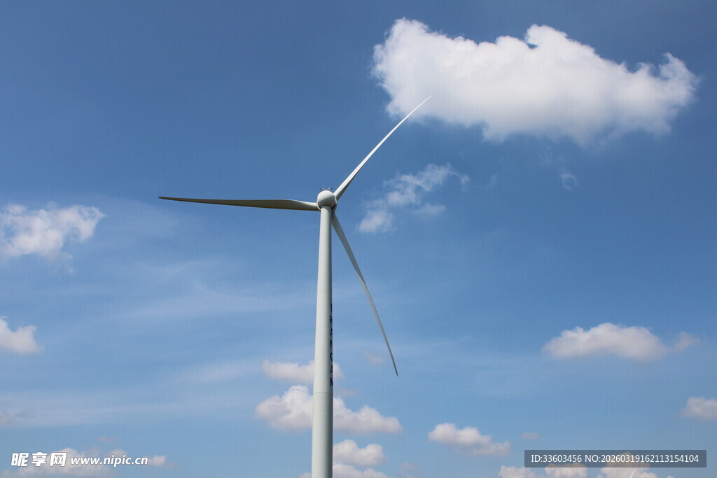 蓝天中的风力发电机