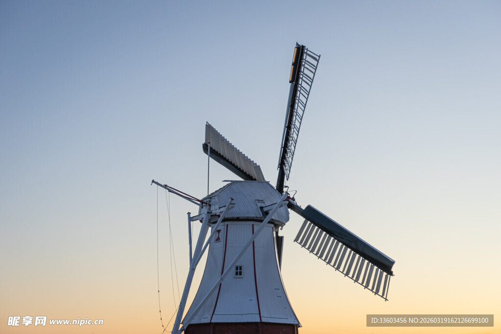 夕阳下的古老风车
