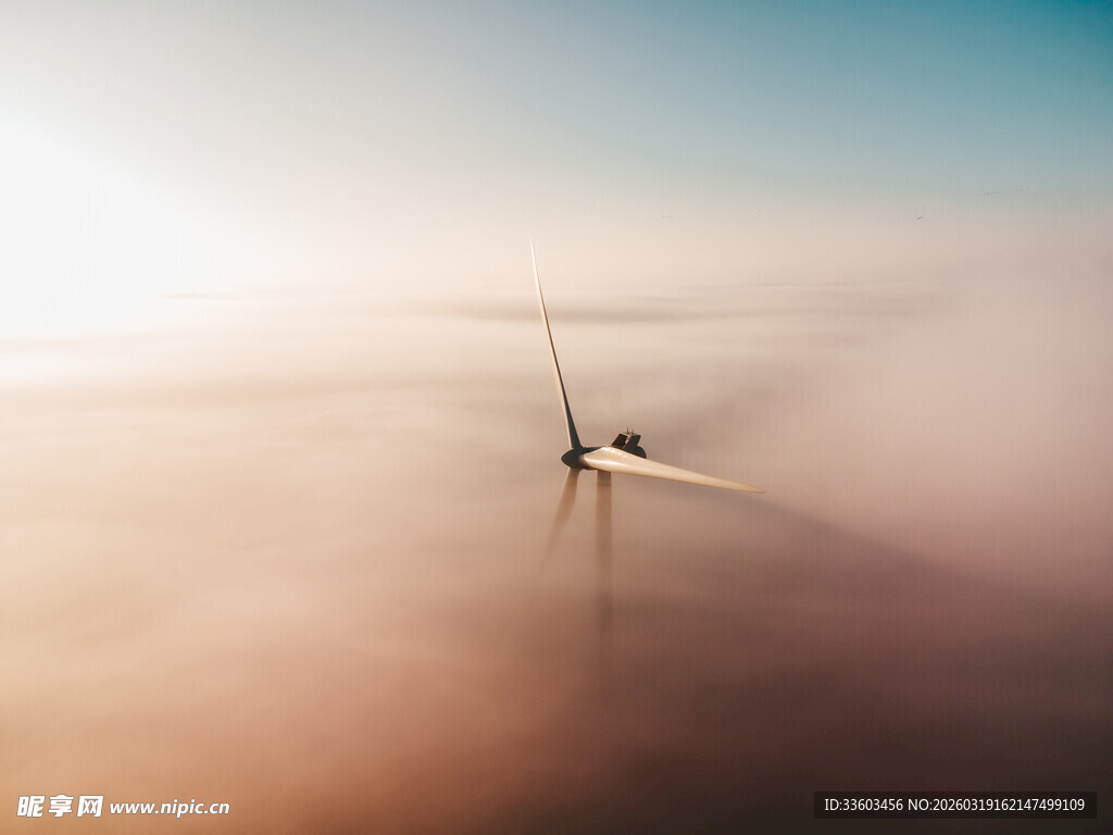 雾中飞机起飞场景