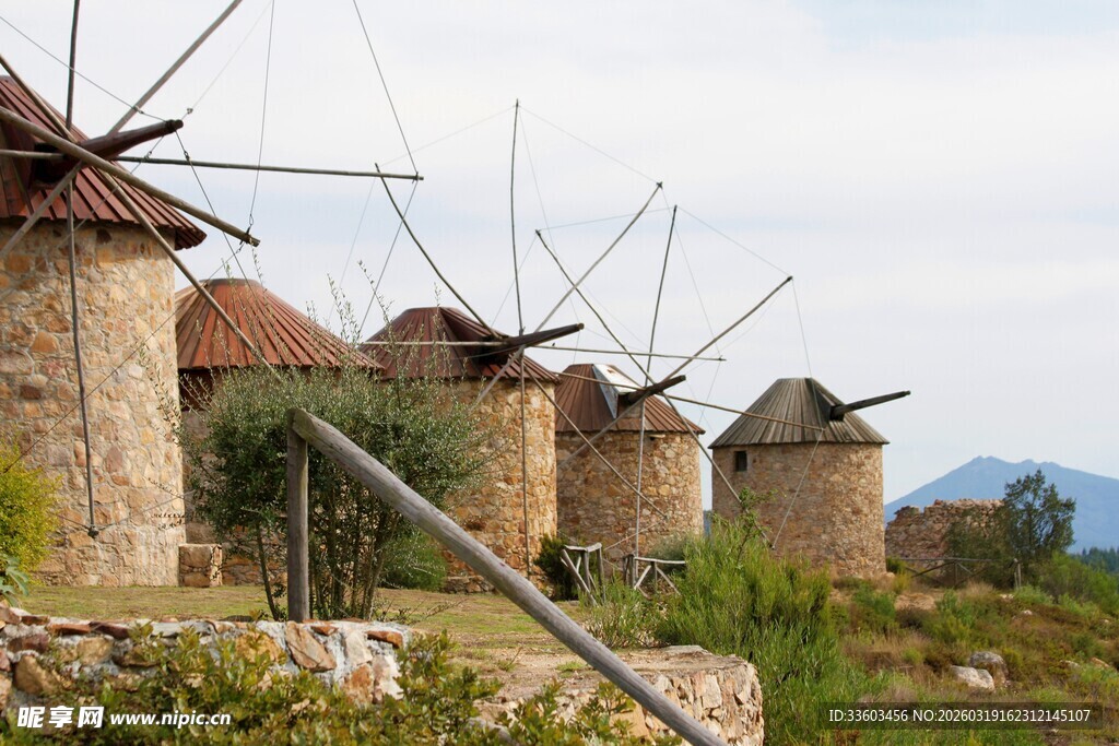 古老风车群屹立于原野