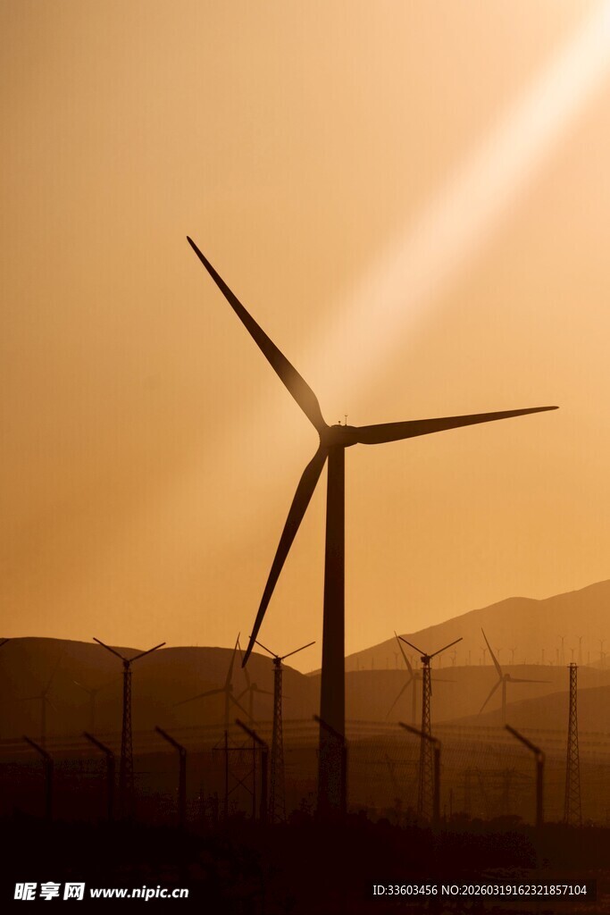 夕阳下的风力发电机