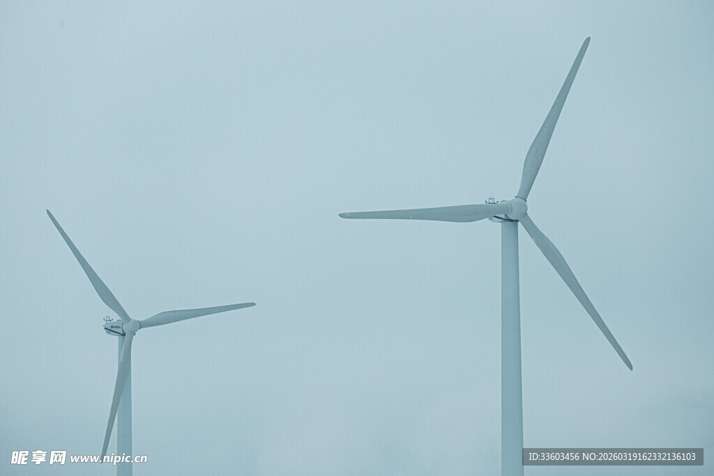 雾中双风力发电机