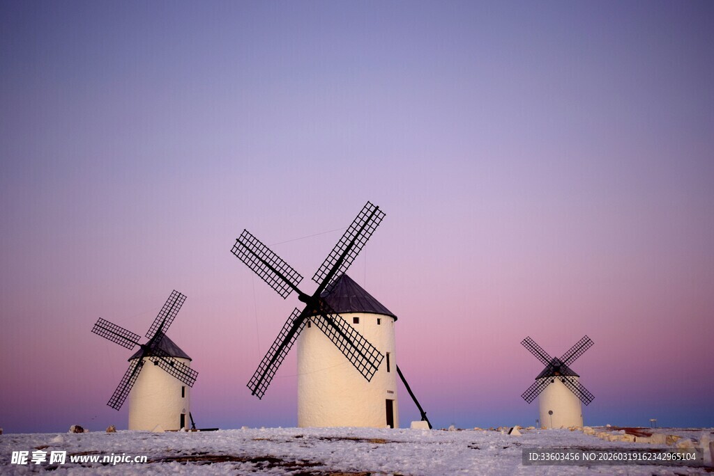 雪地上的三座风车