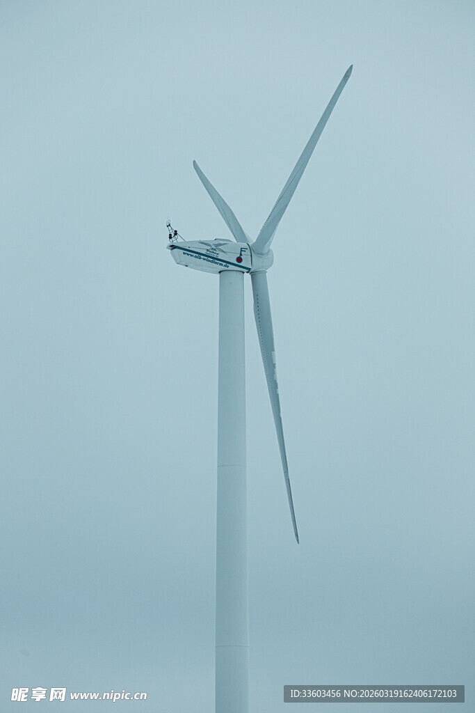 高耸的风力发电机