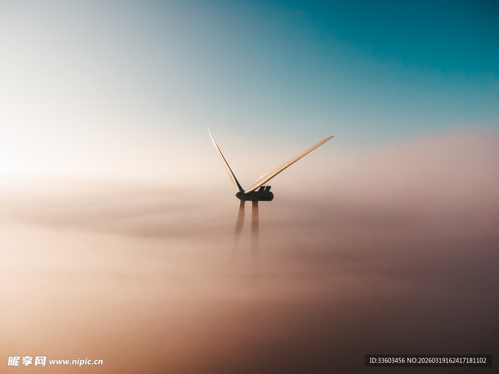 海上风车在晨雾中矗立