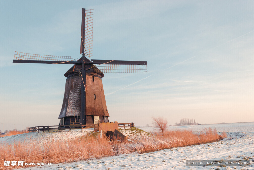冬日雪地上的古老风车