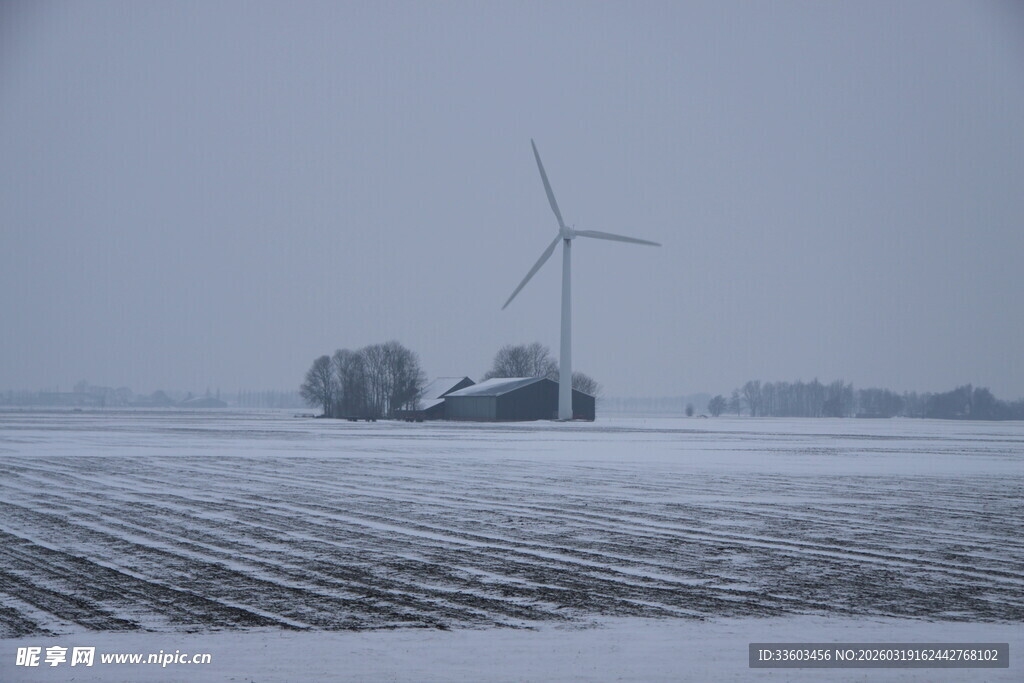 雪野中的风力发电机