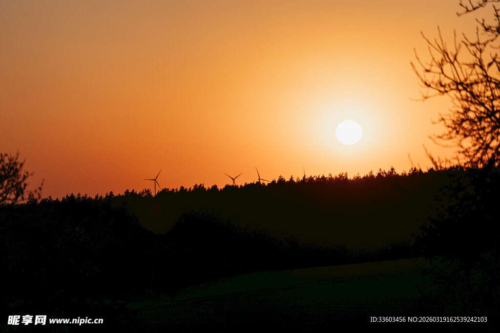 日落时分的旷野景色