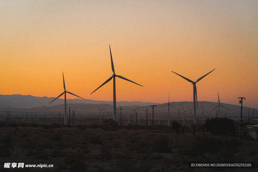 夕阳下的风力发电机组