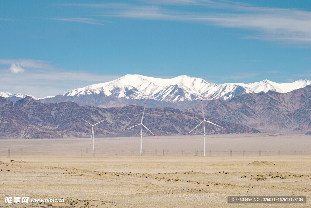 雪山下的风力发电景观