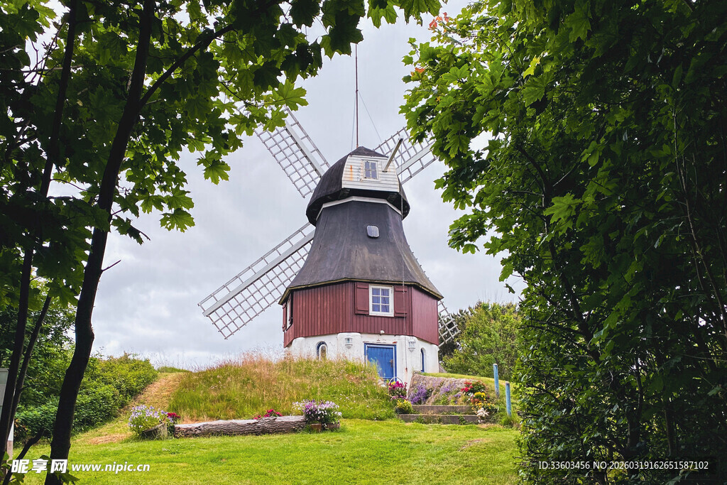 田园中的复古风车景观