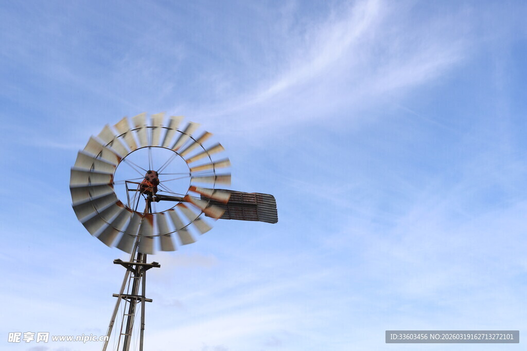 蓝天中的老式风车