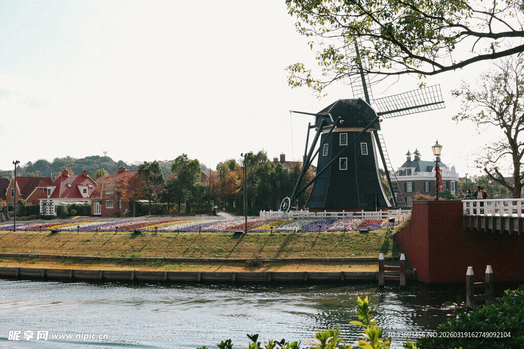河畔风车景观