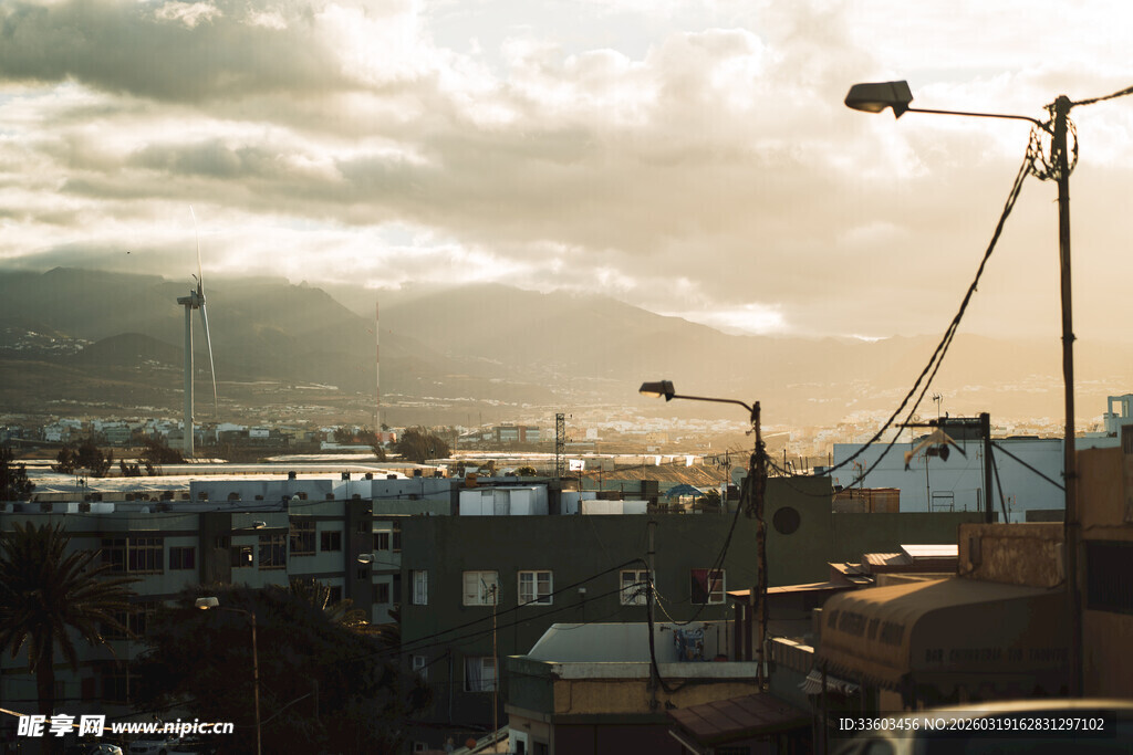 城市黄昏天际线与路灯