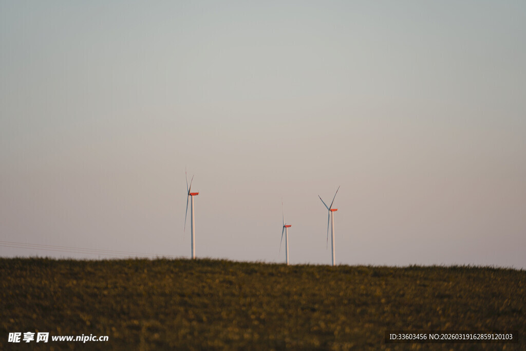 草原上的风力发电机