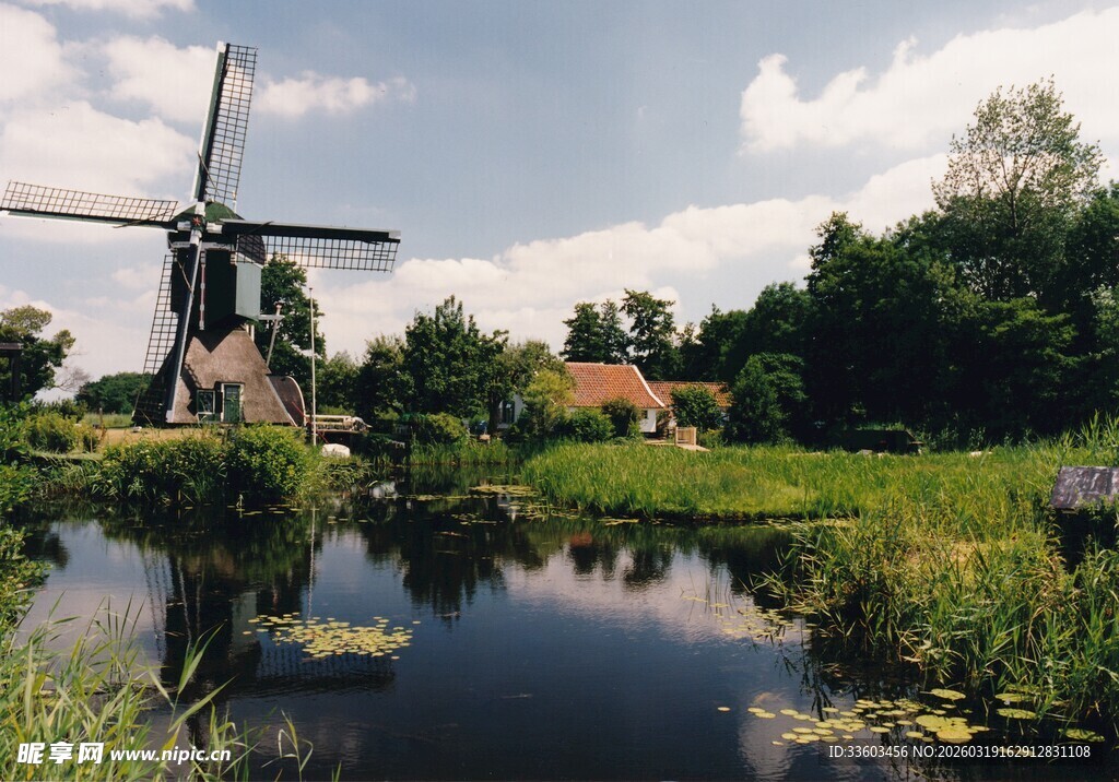 荷兰田园风车水景风光