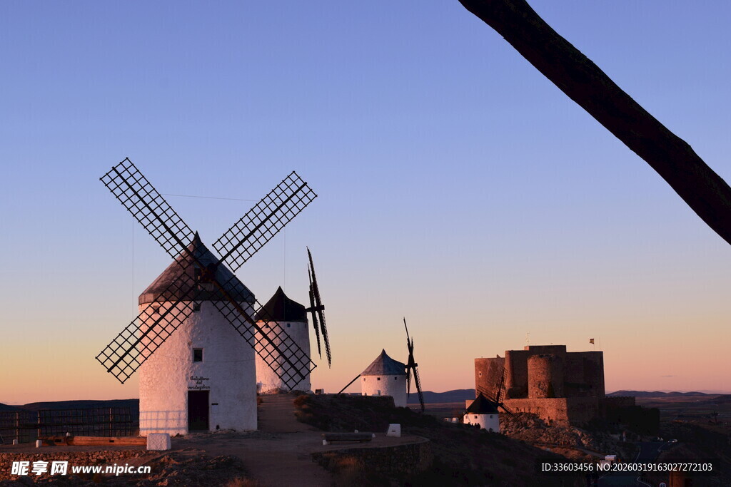 夕阳下的风车景观