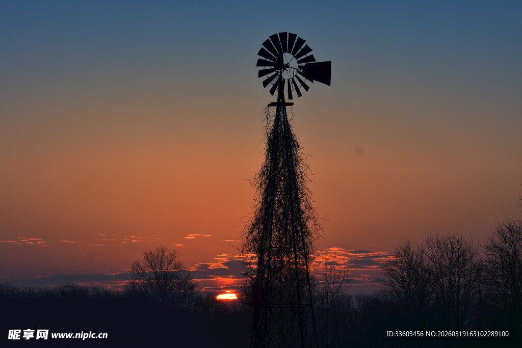 夕阳下的风车剪影