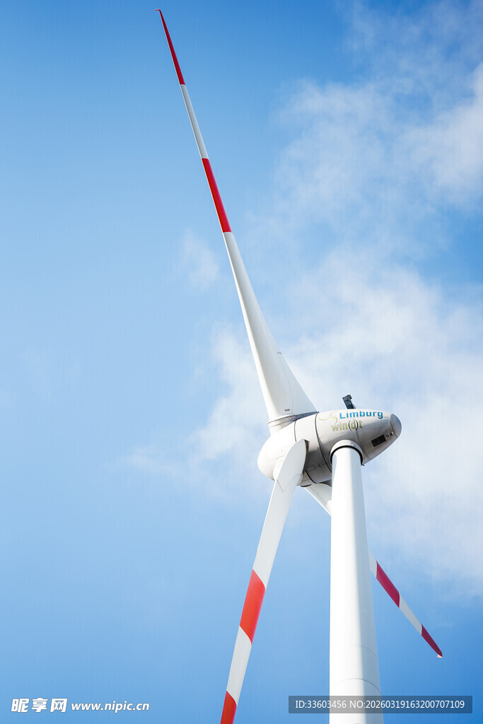 蓝天中的白色风力发电机