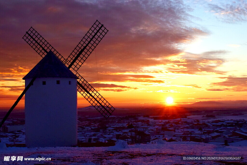 夕阳下的风车美景