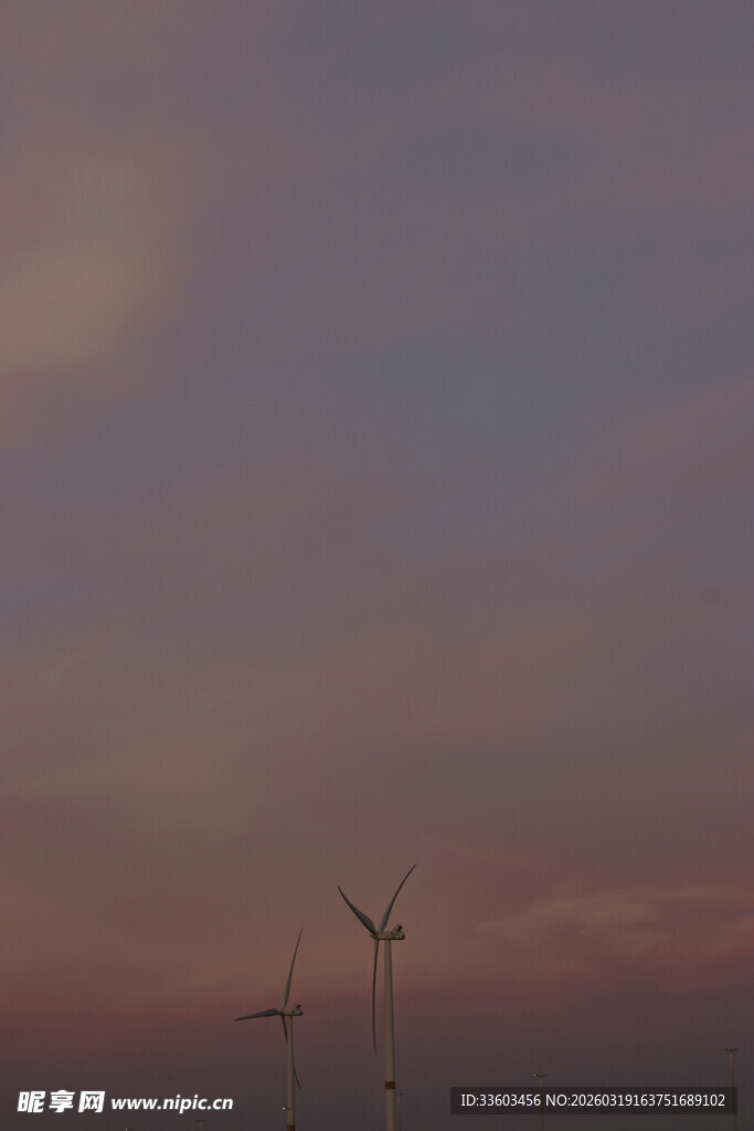 黄昏下的风力发电机组