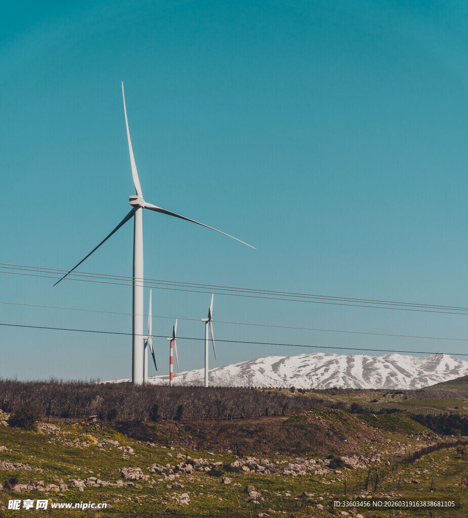 草原上的风力发电机与雪山