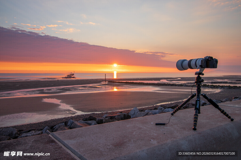 日落时分的望远镜观测场景