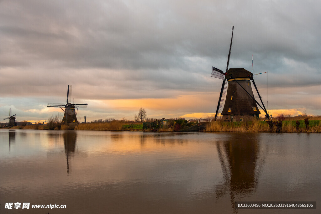 黄昏下的荷兰风车美景